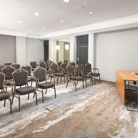 Hilton فندق *